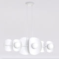 Witte lineaire hanglamp met zes kiezelvormige elementen en matte witte lichtbollen, aan twee dunne ophangsnoeren