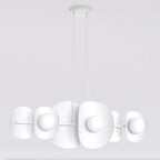 Witte lineaire hanglamp met zes kiezelvormige elementen en matte witte lichtbollen, aan twee dunne ophangsnoeren
