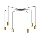 Zwarte hanglamp met zes lange snoeren en gouden cilindervormige buizen, uitwaaierend vanuit een rond plafondplaatje