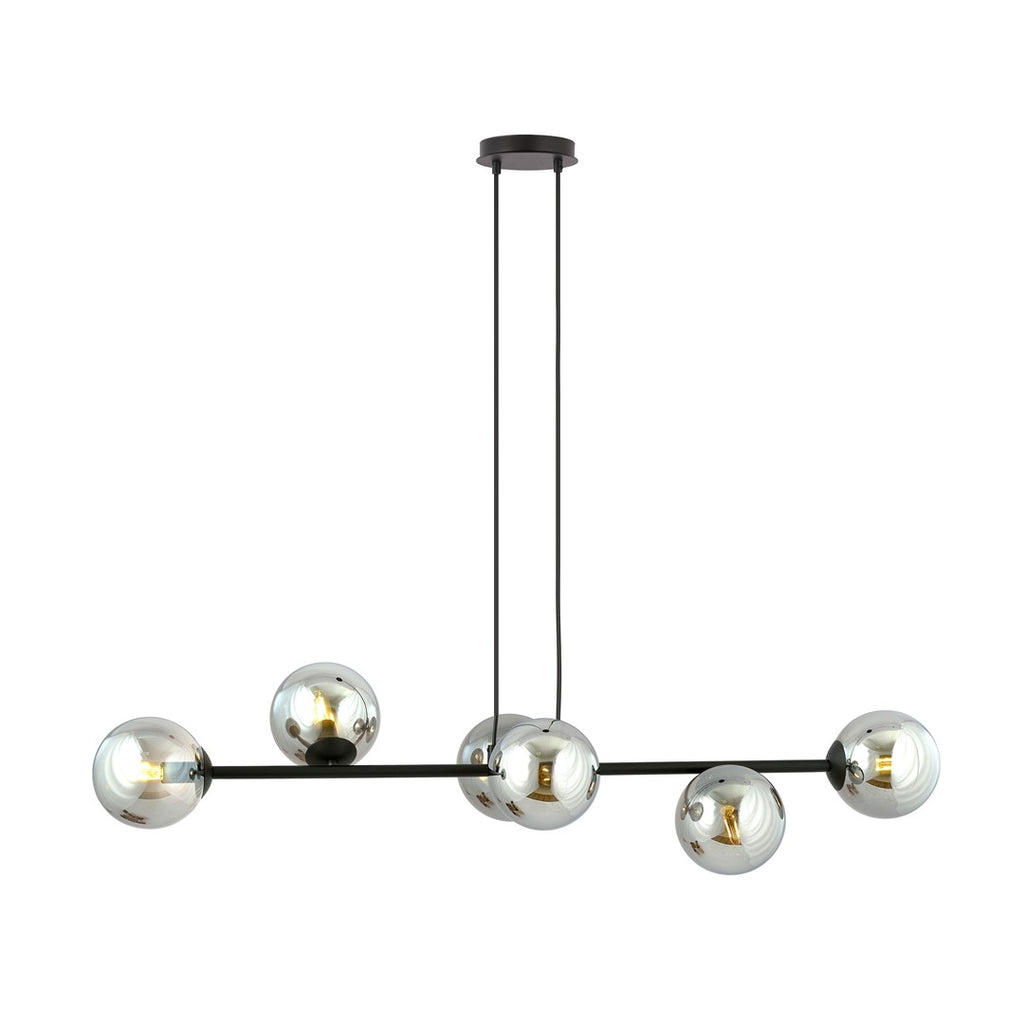 Zwarte hanglamp met horizontale balk en zes grafiet glazen bollen aan twee snoeren onder een ronde plafondkap