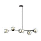 Zwarte hanglamp met horizontale balk en zes grafiet glazen bollen aan twee snoeren onder een ronde plafondkap