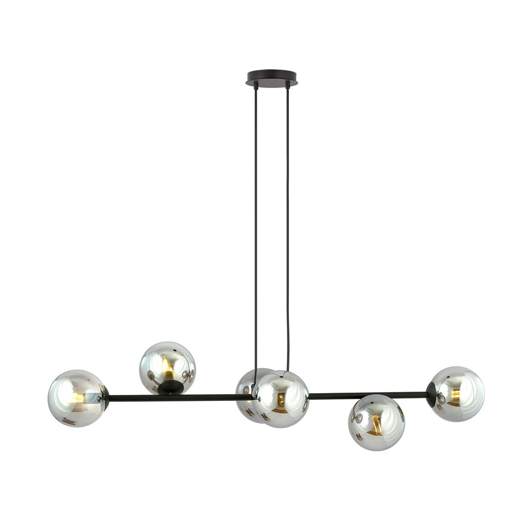 Zwarte hanglamp met horizontale balk en zes grafiet glazen bollen aan twee snoeren onder een ronde plafondkap