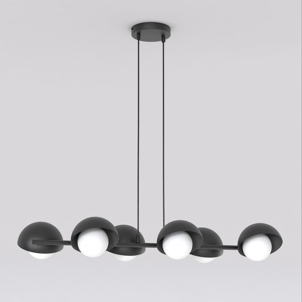 Zwarte lineaire hanglamp met zes halfbolvormige kappen en witte bollen aan een balk, opgehangen aan twee dunne kabels
