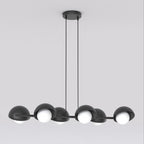 Zwarte lineaire hanglamp met zes halfbolvormige kappen en witte bollen aan een balk, opgehangen aan twee dunne kabels