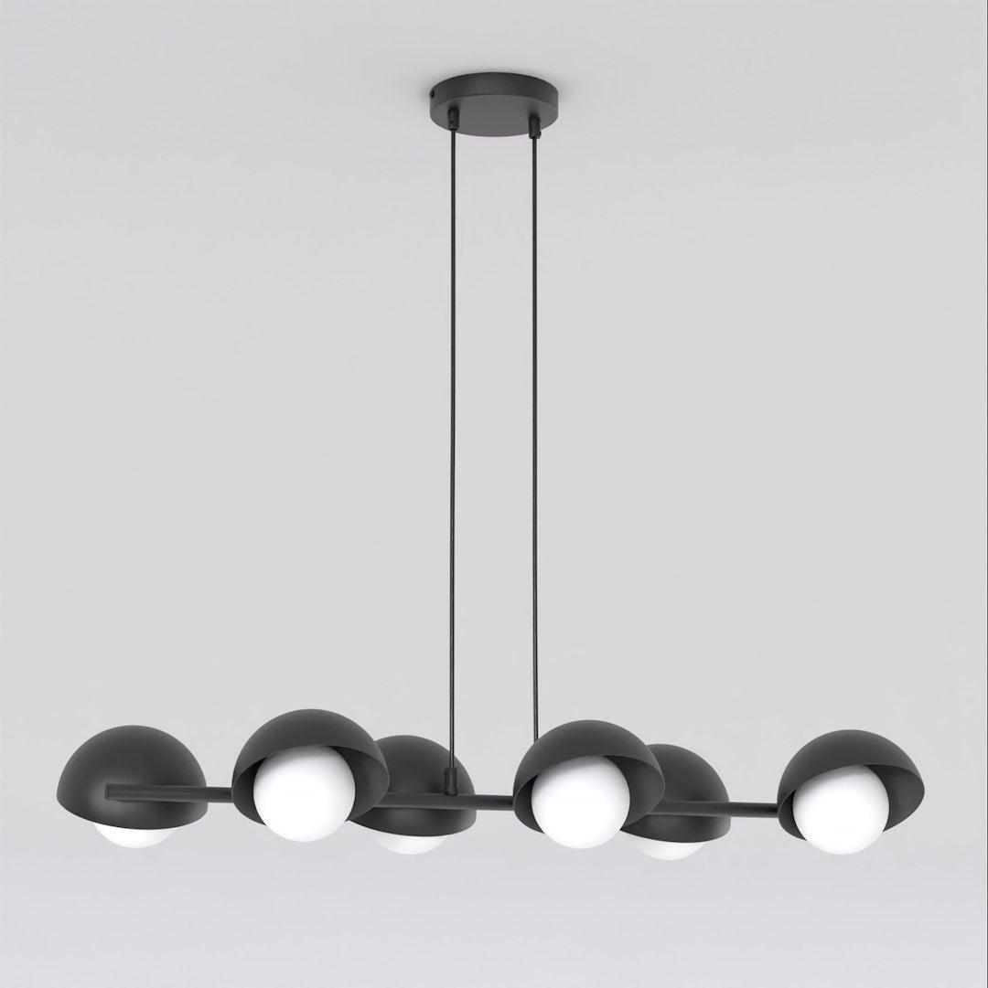 Zwarte lineaire hanglamp met zes halfbolvormige kappen en witte bollen aan een balk, opgehangen aan twee dunne kabels
