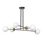 Zwarte hanglamp met zes witte glazen bollen en gouden details aan een stalen frame