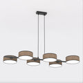 Lineaire hanglamp met zes bruine cilindrische kappen aan een zwart frame met twee dunne ophangkabels