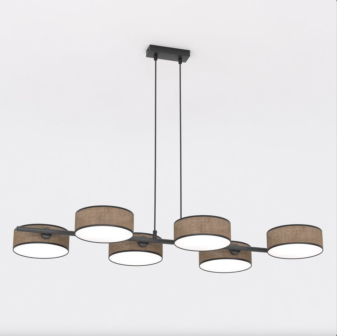 Lineaire hanglamp met zes bruine cilindrische kappen aan een zwart frame met twee dunne ophangkabels