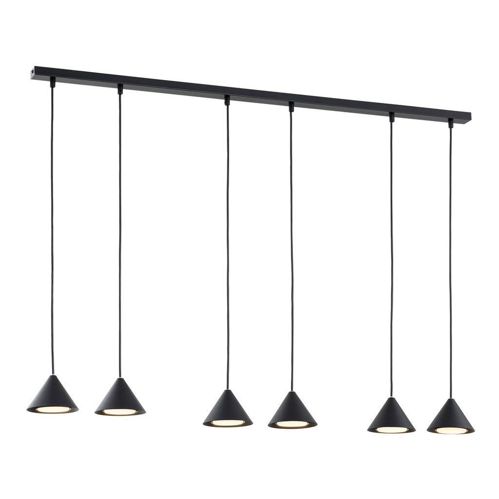 Zwarte hanglamp met zes kegelvormige kappen aan een lange zwarte balk, met brandende lichtpunten