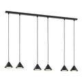 Zwarte hanglamp met zes kegelvormige kappen aan een lange zwarte balk, met brandende lichtpunten