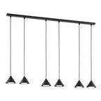 Zwarte hanglamp met zes kegelvormige kappen aan een lange zwarte balk, met brandende lichtpunten