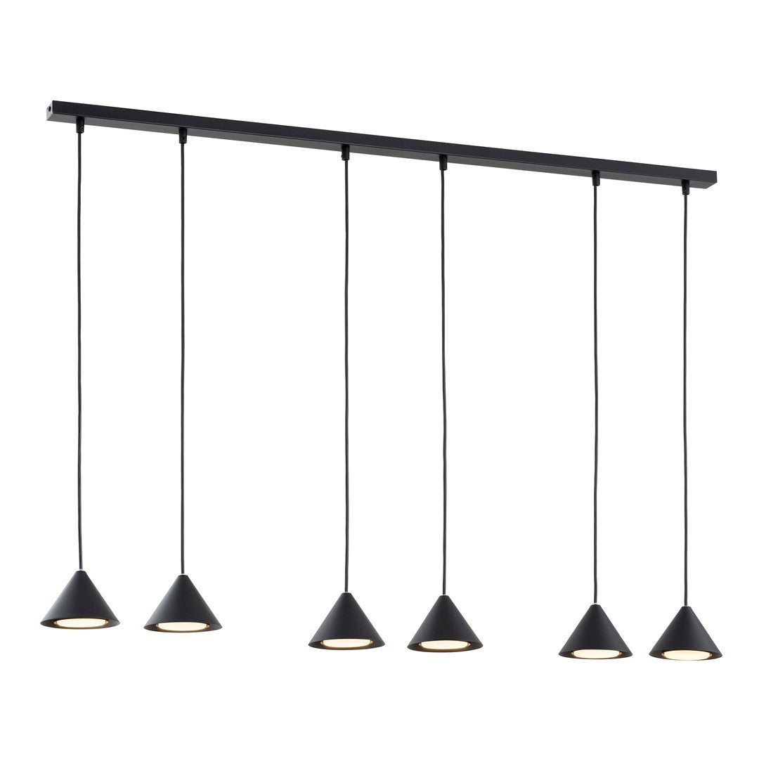 Zwarte hanglamp met zes kegelvormige kappen aan een lange zwarte balk, met brandende lichtpunten