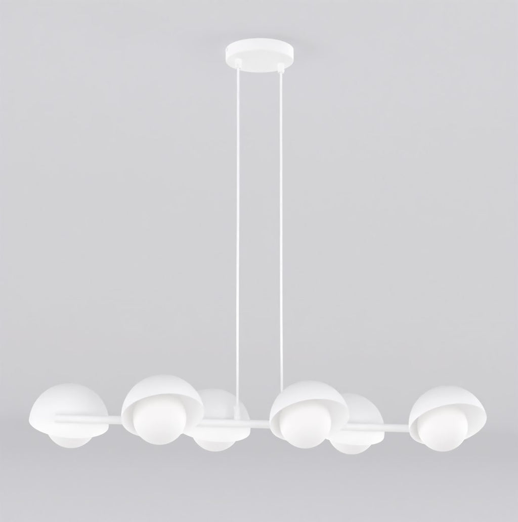 Witte lineaire hanglamp met zes halfronde kappen en matte lichtbollen, opgehangen aan twee dunne kabels