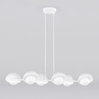 Witte lineaire hanglamp met zes halfronde kappen en matte lichtbollen, opgehangen aan twee dunne kabels