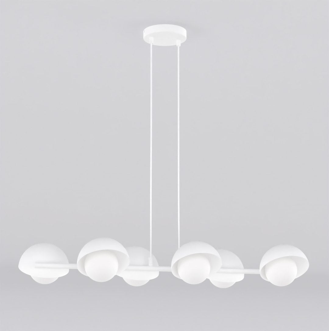 Witte lineaire hanglamp met zes halfronde kappen en matte lichtbollen, opgehangen aan twee dunne kabels