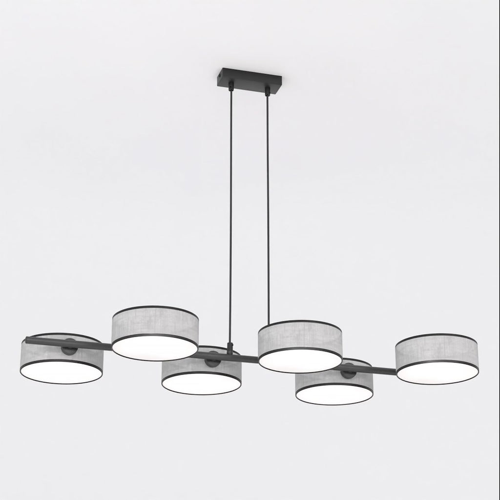Lineaire hanglamp met zes grijze cilindervormige kappen aan een zwart frame met twee ophangsnoeren