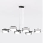 Lineaire hanglamp met zes grijze cilindervormige kappen aan een zwart frame met twee ophangsnoeren
