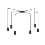 Zwarte hanglamp met zes buisvormige lampen aan lange snoeren rond een ronde plafondplaat