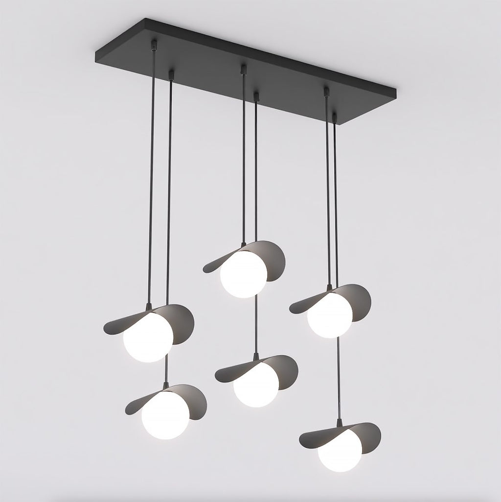 Zwarte hanglamp met zes gebogen kappen en witte lichtbollen aan een rechthoekige canopy op verschillende hoogtes