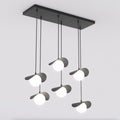 Zwarte hanglamp met zes gebogen kappen en witte lichtbollen aan een rechthoekige canopy op verschillende hoogtes