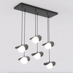 Zwarte hanglamp met zes gebogen kappen en witte lichtbollen aan een rechthoekige canopy op verschillende hoogtes