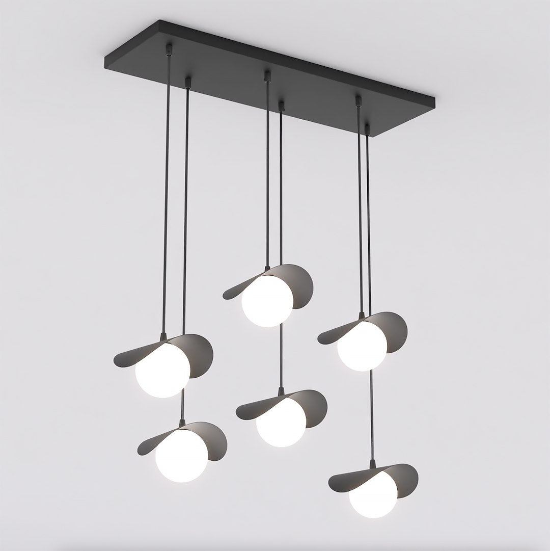 Zwarte hanglamp met zes gebogen kappen en witte lichtbollen aan een rechthoekige canopy op verschillende hoogtes