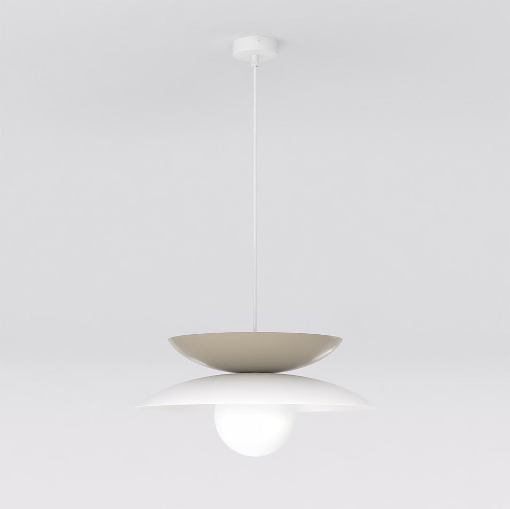 Hanglamp met beige en witte gelaagde schijven en een ronde glazen bol aan een dunne witte ophanging