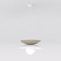 Hanglamp met beige en witte gelaagde schijven en een ronde glazen bol aan een dunne witte ophanging
