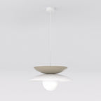 Hanglamp met beige en witte gelaagde schijven en een ronde glazen bol aan een dunne witte ophanging