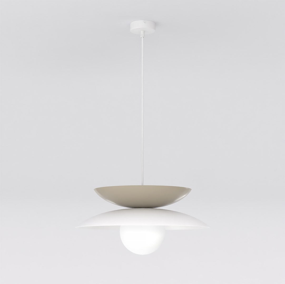 Hanglamp met beige en witte gelaagde schijven en een ronde glazen bol aan een dunne witte ophanging