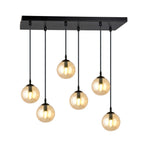 Zwarte hanglamp met zes pendels en amberkleurige glazen bollen aan een rechthoekige plafondplaat