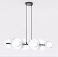Hanglamp met zes witte bollen en ronde witte schijven aan een zwarte staaf, opgehangen aan twee dunne zwarte kabels