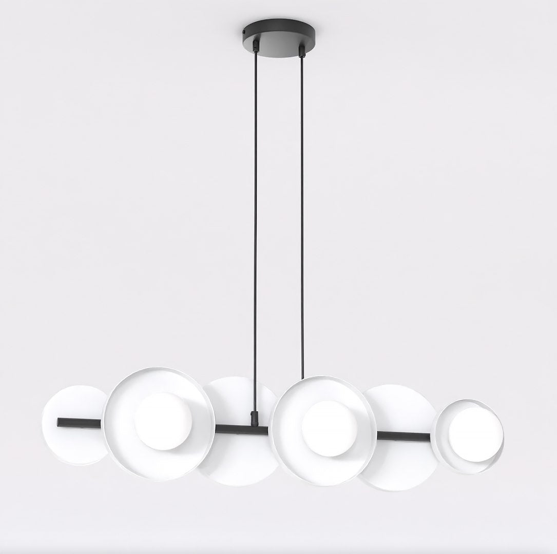 Hanglamp met zes witte bollen en ronde witte schijven aan een zwarte staaf, opgehangen aan twee dunne zwarte kabels