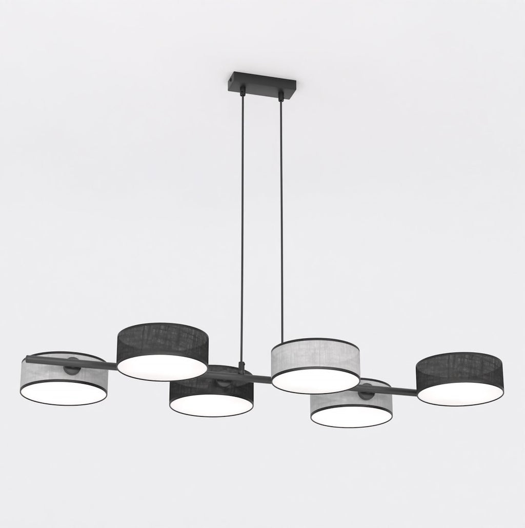 Lineaire hanglamp met zes cilindrische kappen in zwart en grijs aan een zwart frame