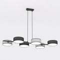 Lineaire hanglamp met zes cilindrische kappen in zwart en grijs aan een zwart frame