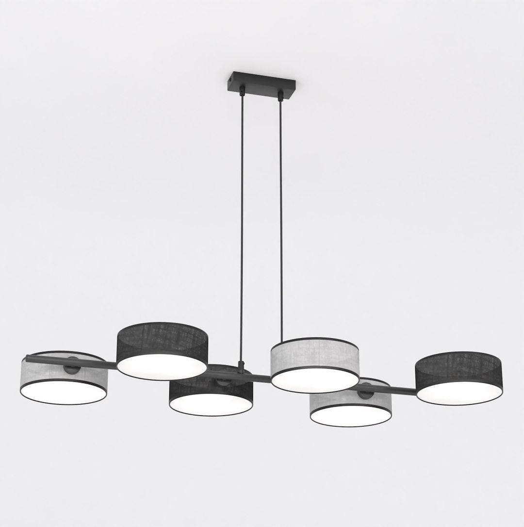 Lineaire hanglamp met zes cilindrische kappen in zwart en grijs aan een zwart frame