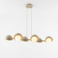 Lineaire hanglamp in mokka met zes halfbolkappen en witte glazen bollen, opgehangen aan twee dunne kabels