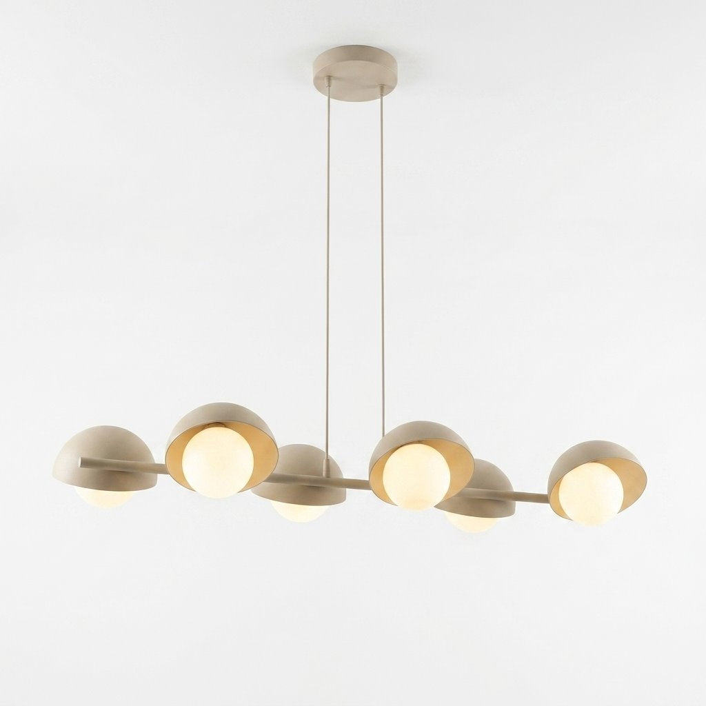 Lineaire hanglamp in mokka met zes halfbolkappen en witte glazen bollen, opgehangen aan twee dunne kabels