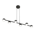 Zwarte hanglamp met horizontale balk en zes cilindervormige armaturen, opgehangen aan twee dunne staven