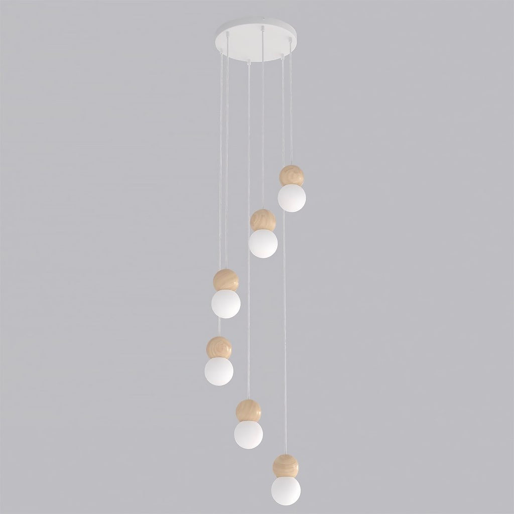 Witte hanglamp met zes lichtpunten op verschillende hoogtes, met houten bolletjes en witte bollen aan een ronde plafondplaat