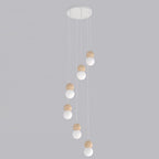 Witte hanglamp met zes lichtpunten op verschillende hoogtes, met houten bolletjes en witte bollen aan een ronde plafondplaat