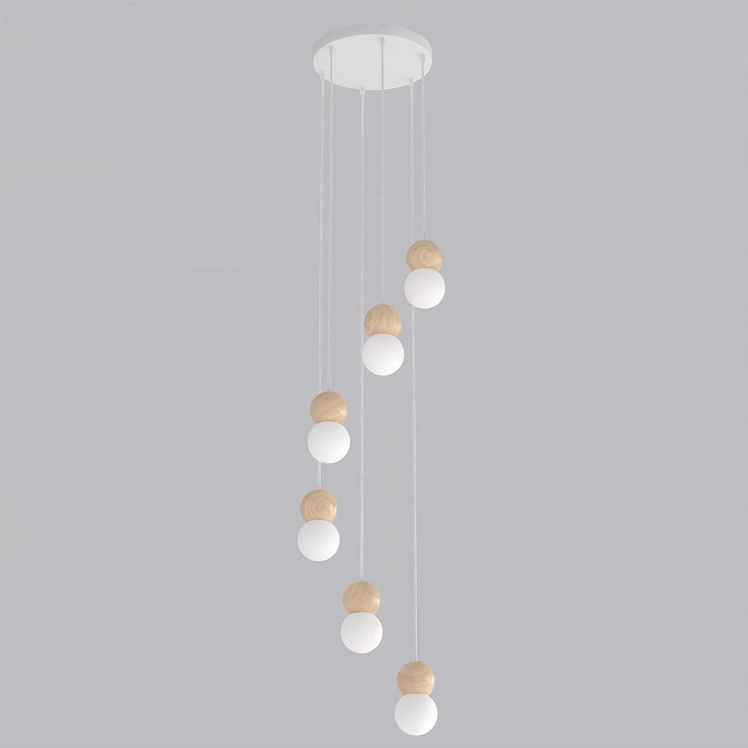 Witte hanglamp met zes lichtpunten op verschillende hoogtes, met houten bolletjes en witte bollen aan een ronde plafondplaat