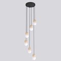 Zwarte hanglamp met zes pendels op verschillende hoogtes, met houten bollen en witte bolvormige kappen