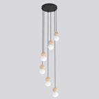 Zwarte hanglamp met zes pendels op verschillende hoogtes, met houten bollen en witte bolvormige kappen