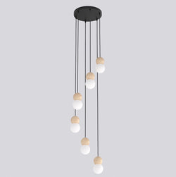 Zwarte hanglamp met zes pendels op verschillende hoogtes, met houten bollen en witte bolvormige kappen