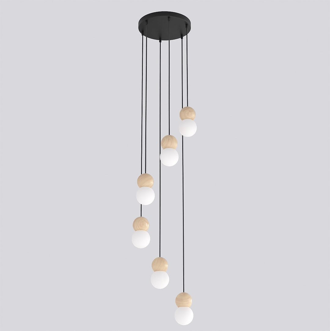 Zwarte hanglamp met zes pendels op verschillende hoogtes, met houten bollen en witte bolvormige kappen