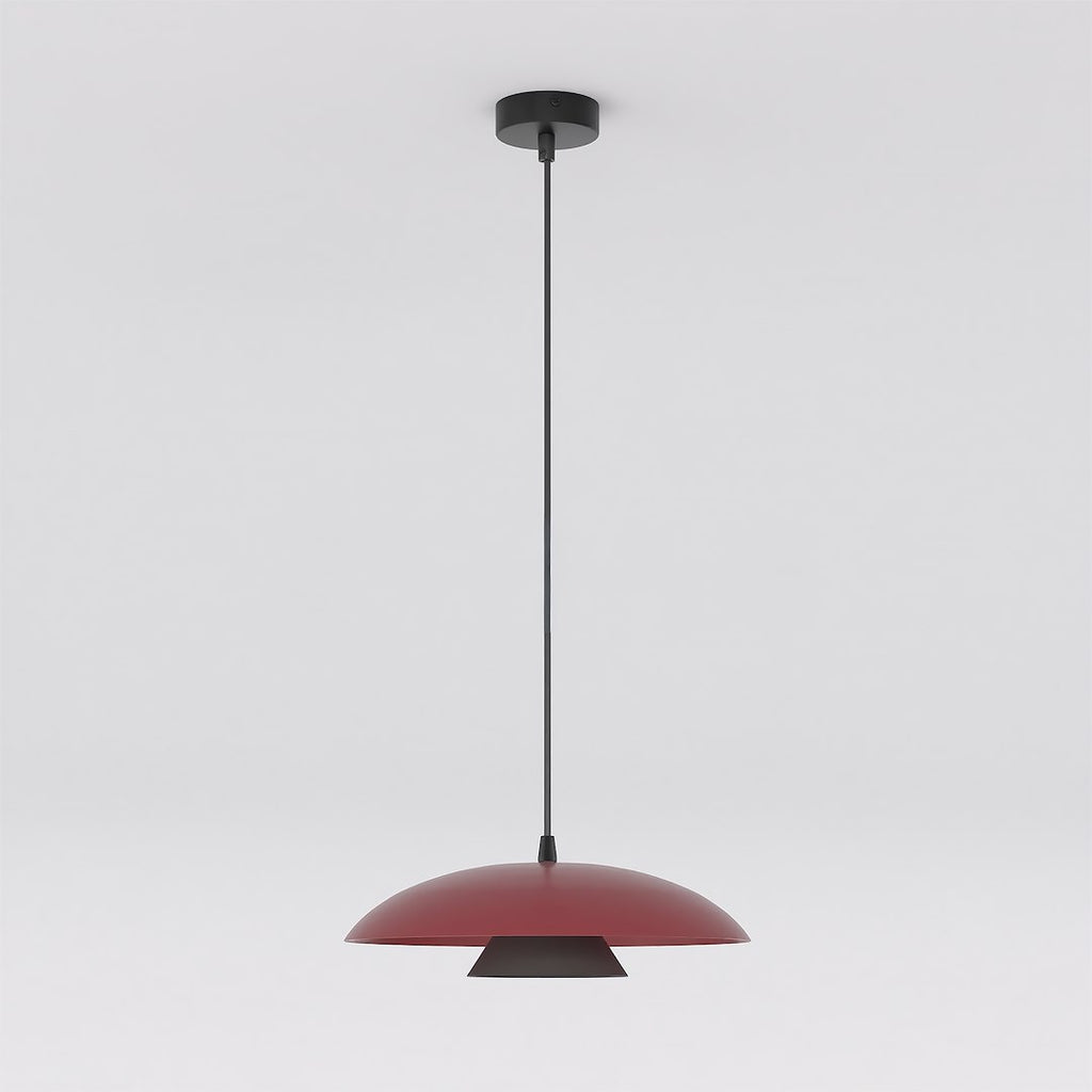 Hanglamp met bordeauxrode koepelkap en zwart detail aan een zwart snoer met zwarte plafondplaat