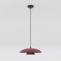Hanglamp met bordeauxrode koepelkap en zwart detail aan een zwart snoer met zwarte plafondplaat