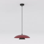 Hanglamp met bordeauxrode koepelkap en zwart detail aan een zwart snoer met zwarte plafondplaat