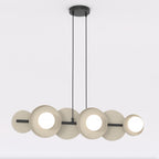 Hanglamp met mokkakleurige cirkelvormige schijven, witte bollen en zwart frame aan twee dunne ophangsnoeren